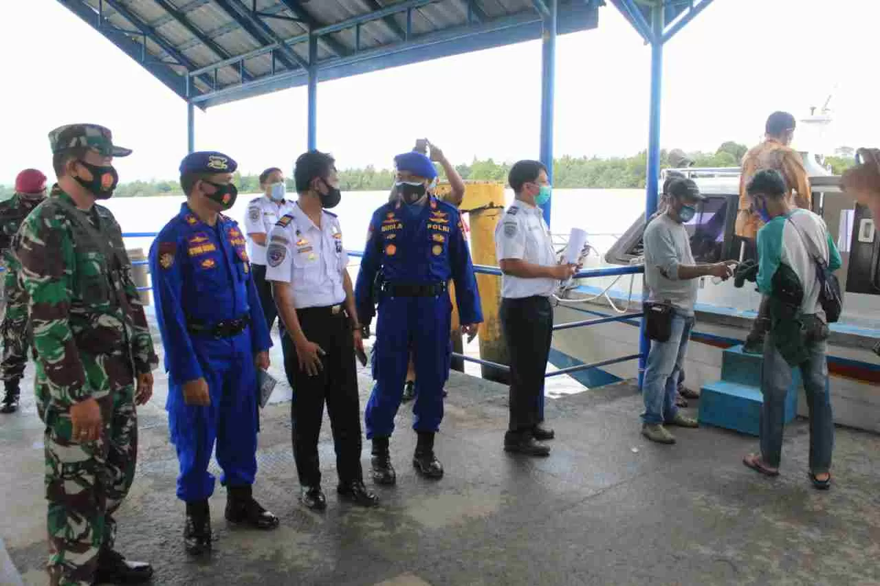 UJI PETIK : Tim terpadu yang diprakarsai Dishub Kaltara saat melakukan uji petik standar keselamatan dan penerapan prokes pada armada regular di Pelabuhan Kayan II Tanjung Selor, baru-baru ini.