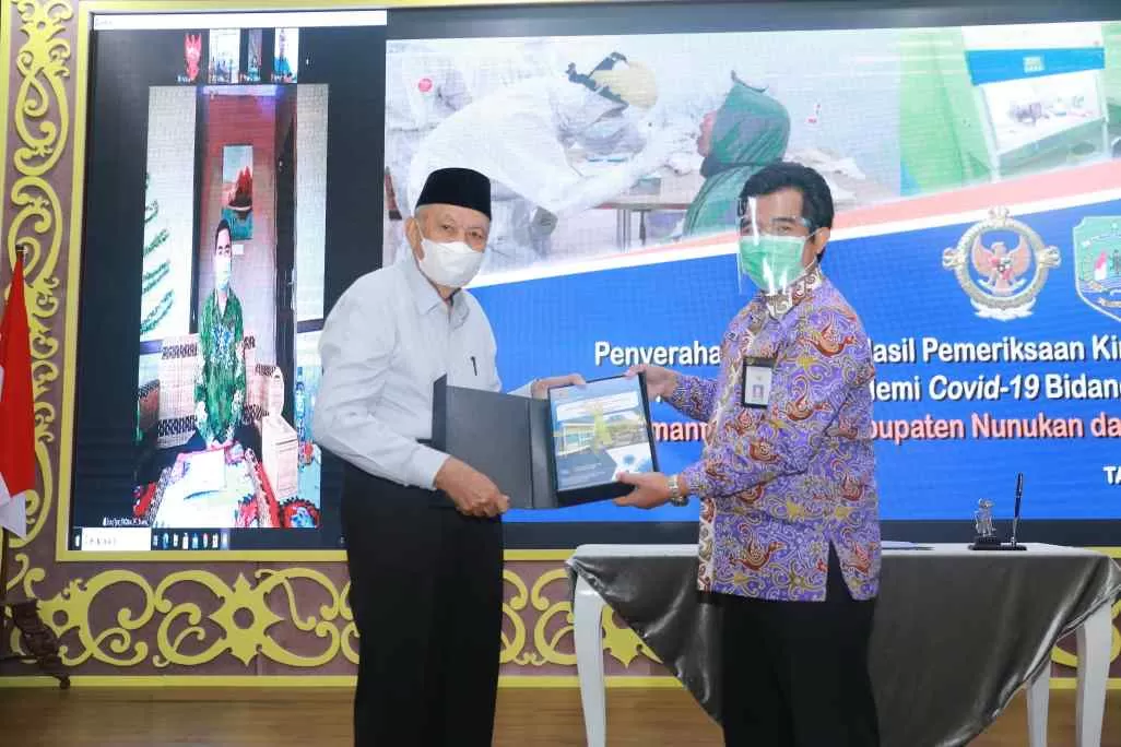 LAPORAN : Wagub Kaltara, H Udin Hianggio saat menerima LHP Kinerja Atas Efektivitas Penanganan Pandemi Covid-19 Bidang Kesehatan TA 2020 dari Kalan BPK Kaltara Agus Priyono, Kamis (17/12).