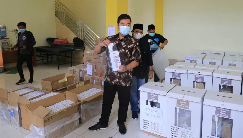 KESIAPAN : Pjs Gubernur Kaltara, Teguh Setyabudi saat memeriksa kondisi surat suara dan pendistribusiannya di Gudang Logistik KPU Kaltara, Sabtu (5/12).
