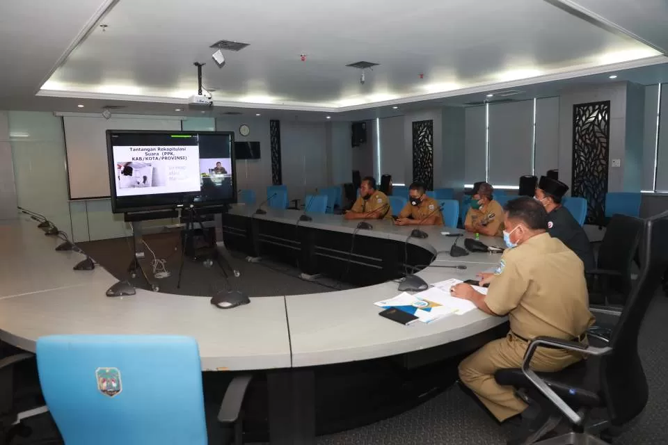 REFLEKSI PILKADA : Plt Kepala Badan Kesbangpol Kaltara, Edi Suharto saat mengikuti Refleksi dan Proyeksi Pelaksanaan Pilkada Serentak Tahun 2020 secara virtual di ruang rapat lantai 1 Kantor Gubernur Kaltara, Senin (14/12).