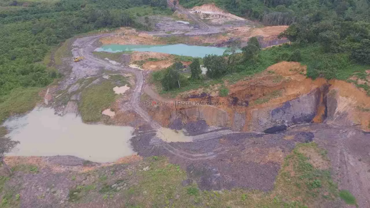 TERUS TERULANG: Penambangan batu bara yang diduga masuk kawasan Tahura Bukit Soeharto, Samboja. Diabadikan pada Sabtu (26/12). Secara administrasi berada di Kelurahan Sungai Merdeka. (KP)