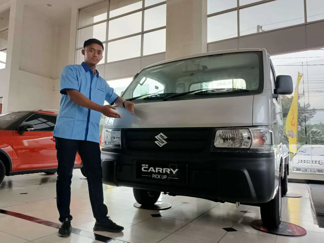 KENDARAAN KOMERSIAL: Wujud New Carry Pick Up yang baru diluncurkan sudah ready di Samekarindo Indah Balikpapan.