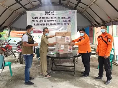 BANTUAN : Kalak BPBD Kaltara, Andi Santiaji Pananrangi saat menyerahkan bantuan rapid test antigen kepada Satgas Kabupaten Bulungan, baru-baru ini.