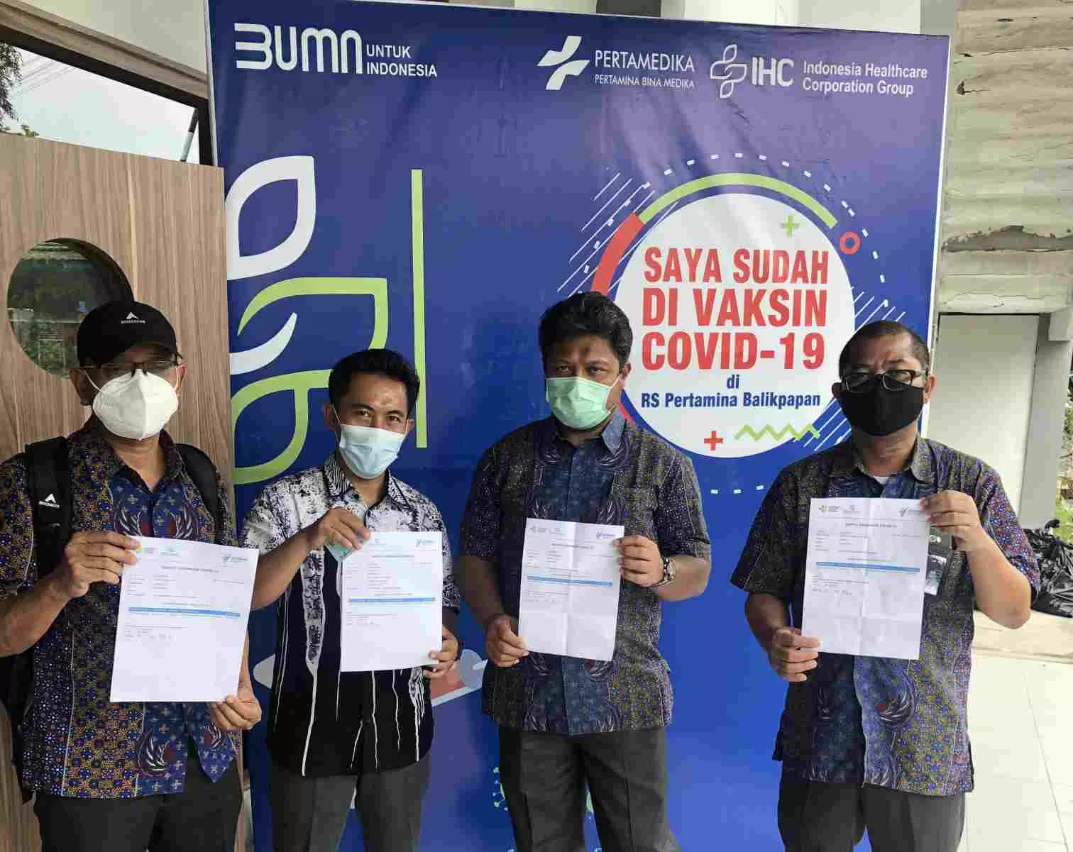 CEGAH PENYEBARAN: Para pegawai PLTU Teluk Balikpapan saat berpartisipasi dalam kegiatan vaksinasi yang dilakukan Dinkes bersama RS Pertamina Balikpapan.