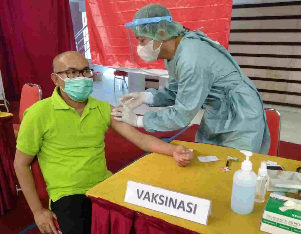 BENTUK KEKEBALAN TUBUH: GM PLN UIP Kalbagtim Muhammad Ramadhansyah menerima suntikan vaksin virus corona di BSCC Dome pada 27 Februari lalu. Selain itu, 50 dari 167 pegawai yang didaftarkan vaksinasi juga sudah disuntik untuk membentuk kekebalan tubuh.