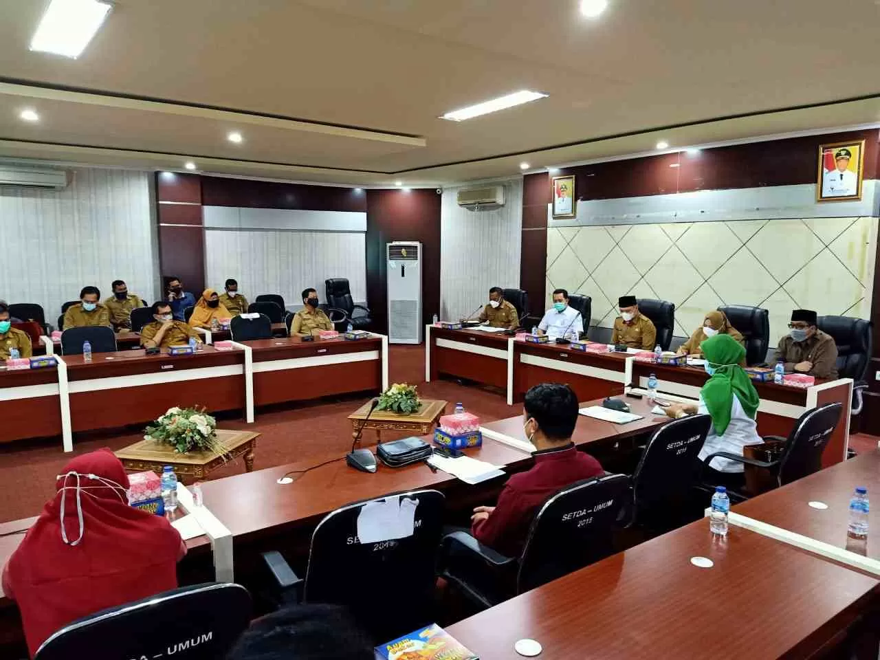 Ketua komisi II DPRD Paser Ikhwan Antasari (kanan) saat menghadiri pertemuan membahas BPJS Kesehatan, Senin (9/3).