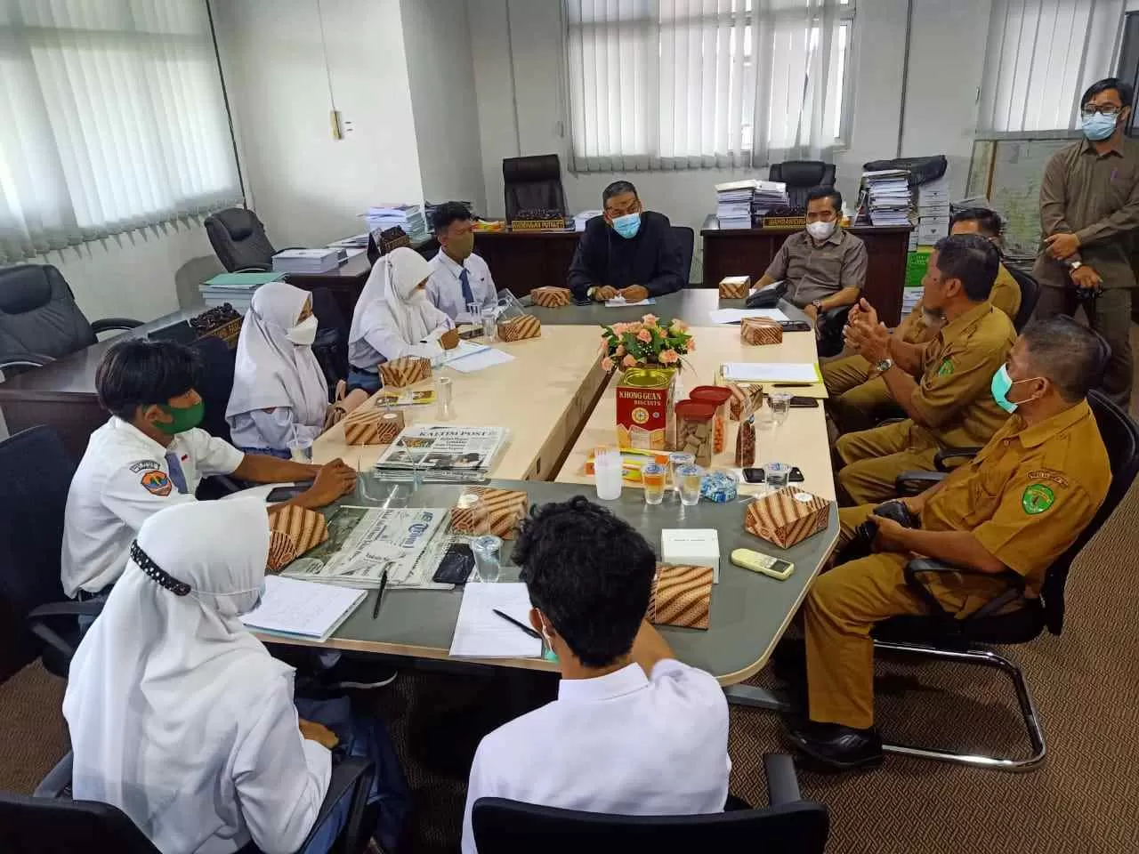 BELAJAR PEMERINTAHAN: Guru dan murid SMA 1 Kuaro bertemu dengan anggota DPRD Paser, membahas tentang dunia pemerintahan dan fungsi kinerja DPRD, Senin (15/3).