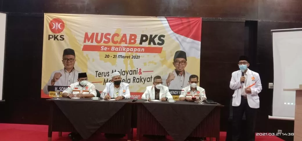 PAPARAN: Sekretaris DPD PKS Balikpapan Hendy Perdian saat memberikan penjelasan dalam dialog di Muscab DPC PKS se-Balikpapan didampingi para ketua DPC dan Subari, anggota DPRD dari PKS.