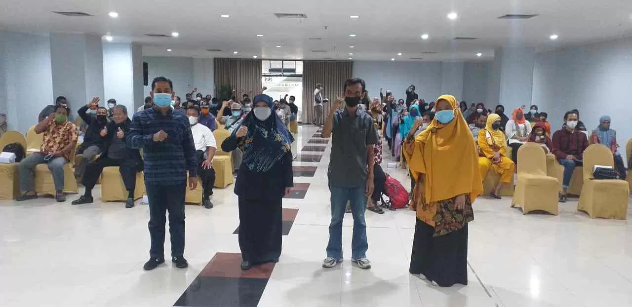 UNTUK PERLINDUNGAN DISABILITAS: Fitri Maisyaroh (kedua kiri depan) usai sosperda di hadapan kurang lebih 100 peserta di Hotel HER, Balikpapan, Jumat (9/4).