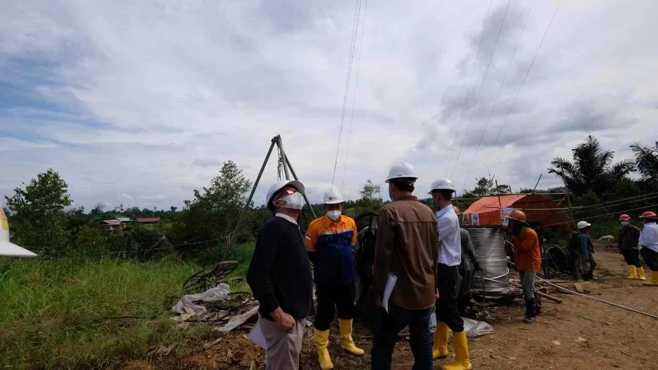 MONITORING: GM PLN UIP Kalbagtim Muhammad Ramadhansyah (kiri) melakukan monitoring pelaksanaan dan implementasi K3 pembangunan SUTT 150kV Tanjung Redeb – Tanjung Selor, Selasa (6/4) lalu.