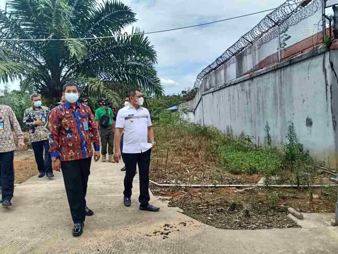 TINJAU FASILITAS: Bupati Paser dr Fahmi Fadli berkunjung ke Rutan Kelas IIB Tanah Grogot melihat fasilitas pembinaan yang masih minim untuk warga Paser, Jum'at (23/4).