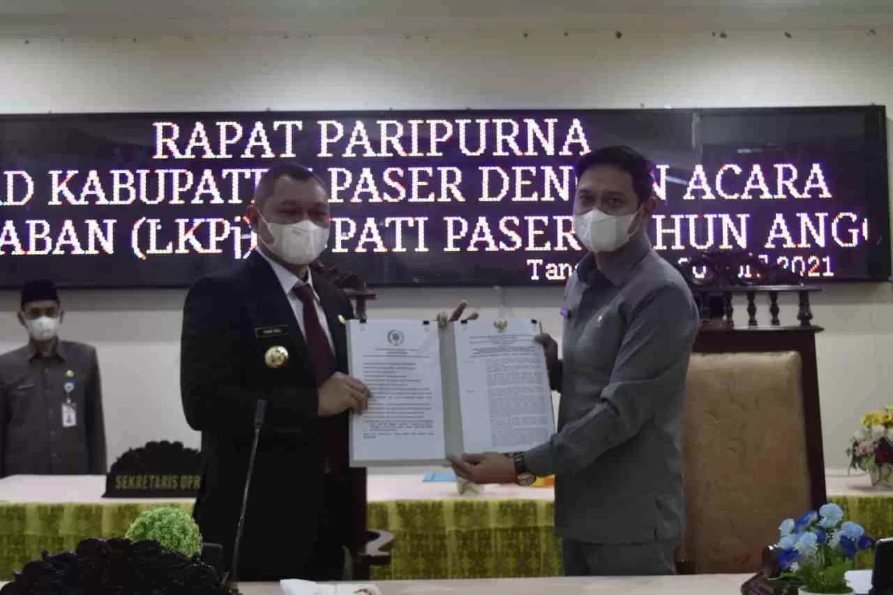 HASIL KERJA: Bupati Paser dr Fahmi Fadli menerima hasil evaluasi DPRD Paser terkait dokumen LKPj bupati tahun anggaran 2020 dari ketua DPRD Paser Hendra Wahyudi, Jum'at (30/1).