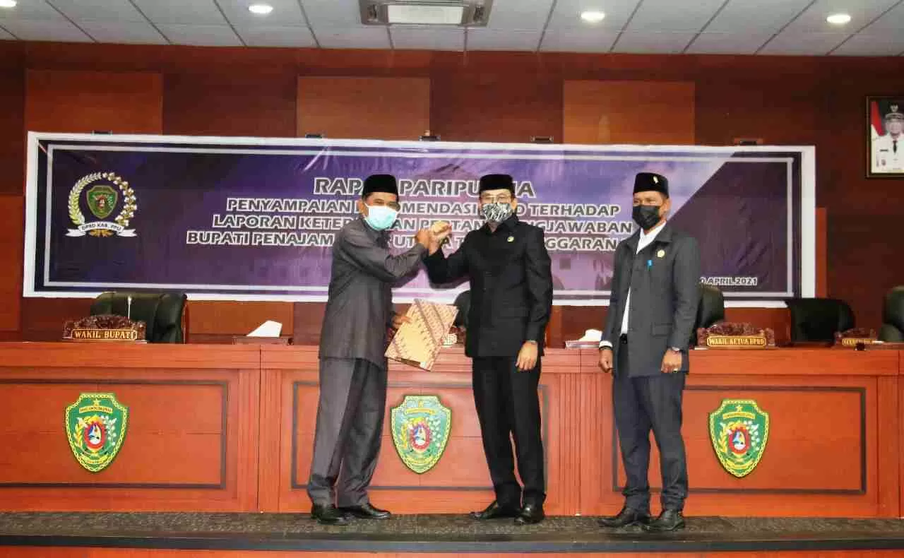 RAPAT PARIPURNA: Ketua DPRD PPU Jhon Kenedi  menyerahkan rekomendasi ke Wabup PPU Hamdam usai dibacakan oleh Wakil Ketua Pansus LKPj Zainal Arifin.