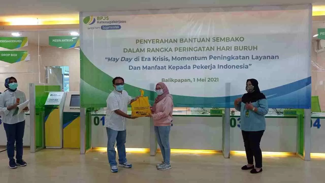 BANTUAN SEMBAKO - Deputi Direktur Wilayah Kalimantan BPJS Ketenagakerjaan, Arif Zahari, menyerahkan sembako secara simbolis kepada para Masyarakat Pekerja di Balikpapan.