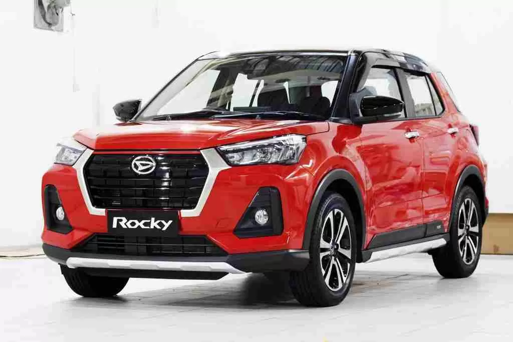 BERGAYA MILANIAL: Wujud Daihatsu Rocky terlihat mewah dan sporty yang diluncurkan di Jakarta, Jumat (30/4).