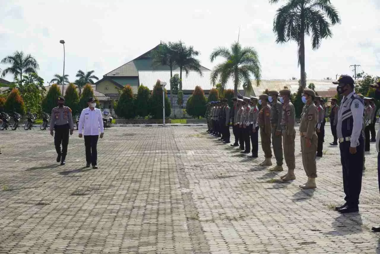 OPERASI DIMULAI: Bupati Paser dr Fahmi Fadli memimpin apel gelar pasukan bersama Forkopimda di halaman kantor bupati Paser, Rabu (5/5).