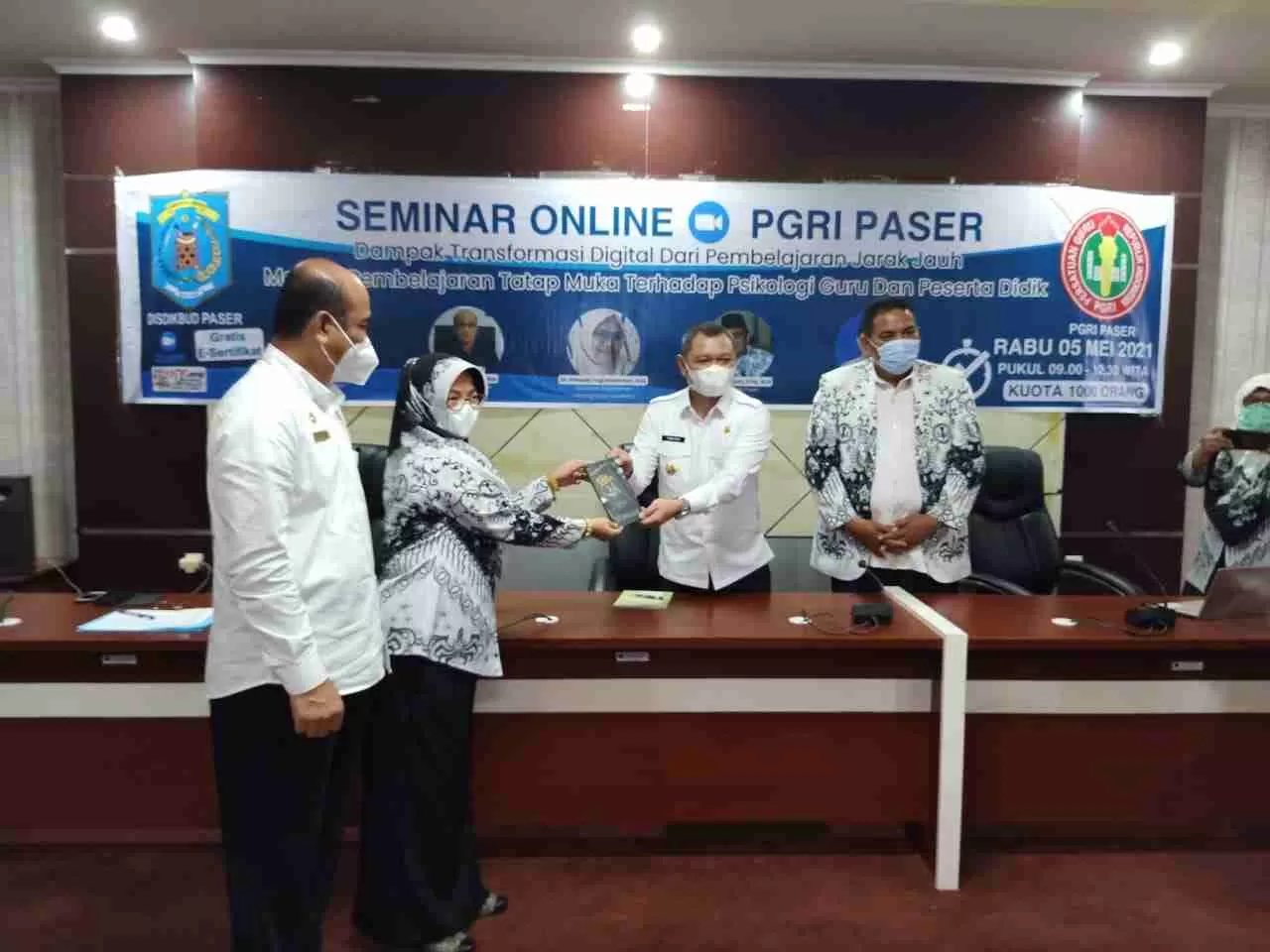 HASILKAN BUKU: Para guru di Paser selama masa pandemi Covid-19 ini, diajak untuk berkarya dengan membuat karya tulis berupa buku, penyerahan buku ke bupati Paser dr Fahmi Fadli, Rabu (5/5).