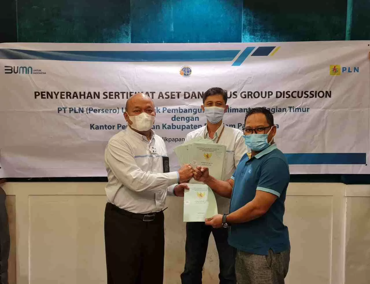 SINERGI: Kepala Kantor Pertanahan  PPU Ade Candra (kanan) menyerahkan sertipikat tanah aset milik negara kepada Senior Manager (SRM) Perizinan, Pertanahan dan Komunikasi PLN UIP Kalbagtim, Basuki Rahman, Selasa (4/5) lalu.