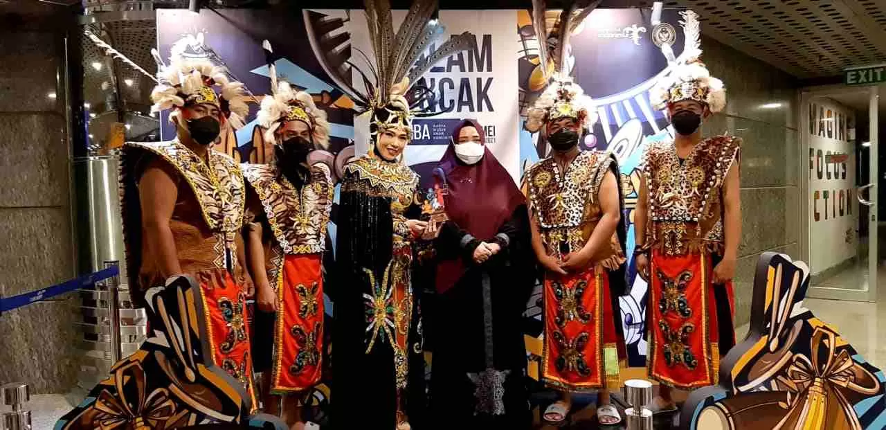 BANGGAKAN KALTIM: Penampilan Kress AP di Jakarta yang didukung langsung oleh wakil bupati Paser Syarifah Masitah Assegaf, Senin (25/5) malam.
