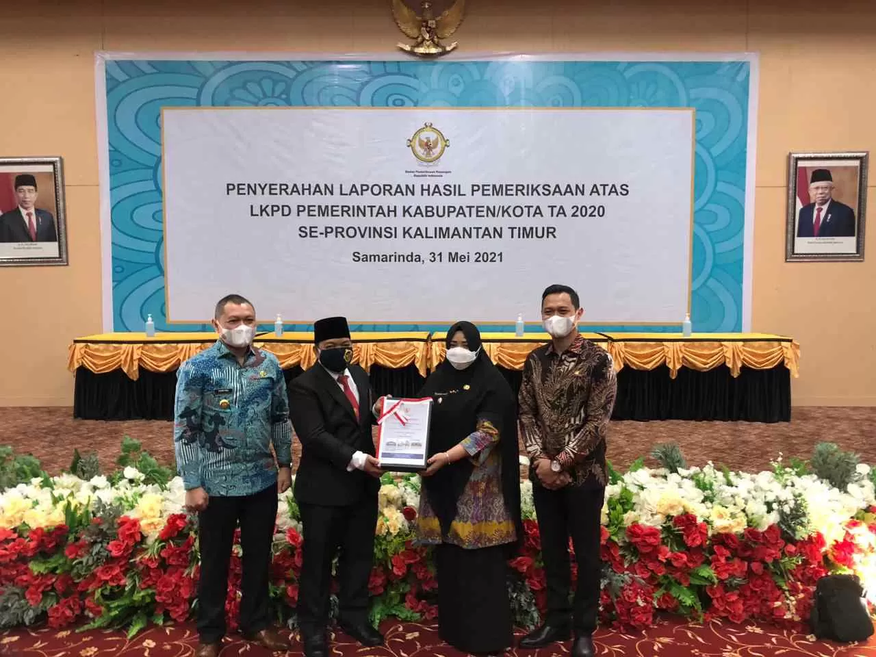 UKIR PRESTASI: Bupati Paser dr Fahmi Fadli (kiri), Wabup Paser Syarifah Masitah Assegaf (dua kanan) dan Ketua DPRD Paser Hendra Wahyudi (kanan) saat menerima penghargaan WTP di Samarinda, Senin (31/5).