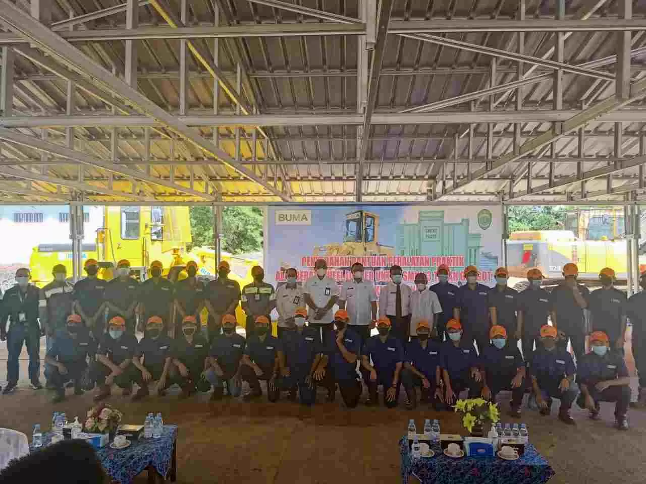 SIAP KERJA: Para siswa SMK 3 Tanah Grogot yang selesai mengikuti program magang di salah satu perusahaan pertambangan di Kabupaten Paser.