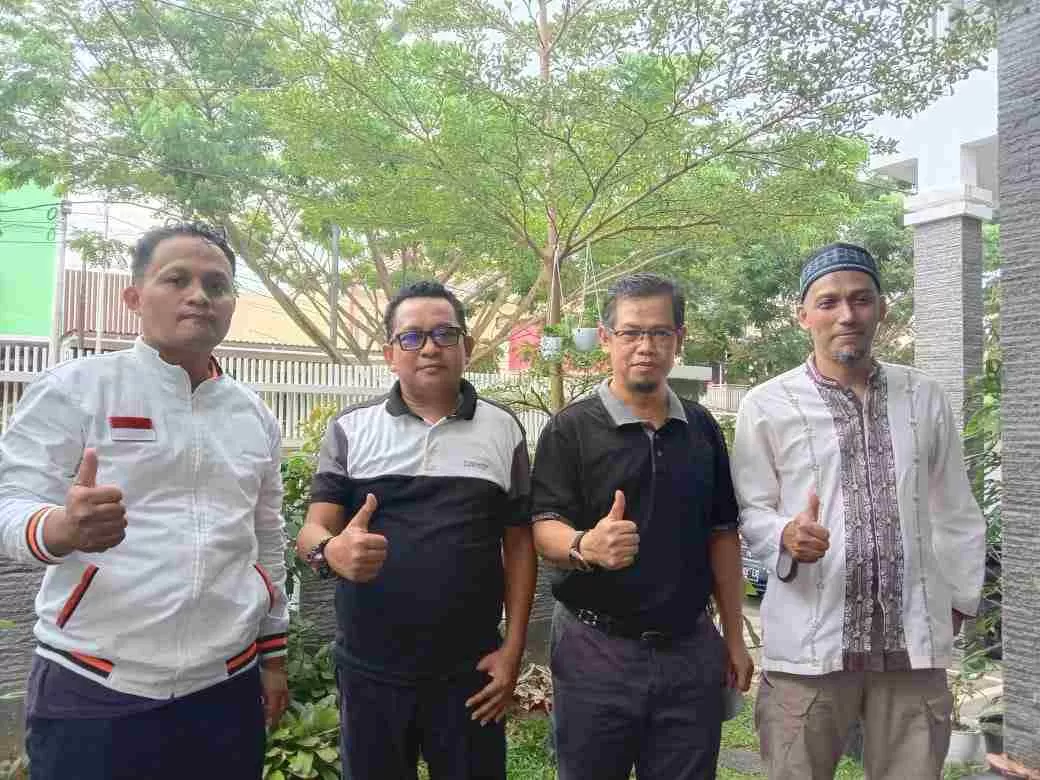 JALAN BERSAMA: Dari kiri Fathul Firdaus, ketua DPC PKS Balikpapan Tengah;  H La Ode Nasir; Ibnu Suroso, ketua DPC PKS Balikpapan Barat; dan Faisal, ketua DPC PKS Balikpapan Kota.