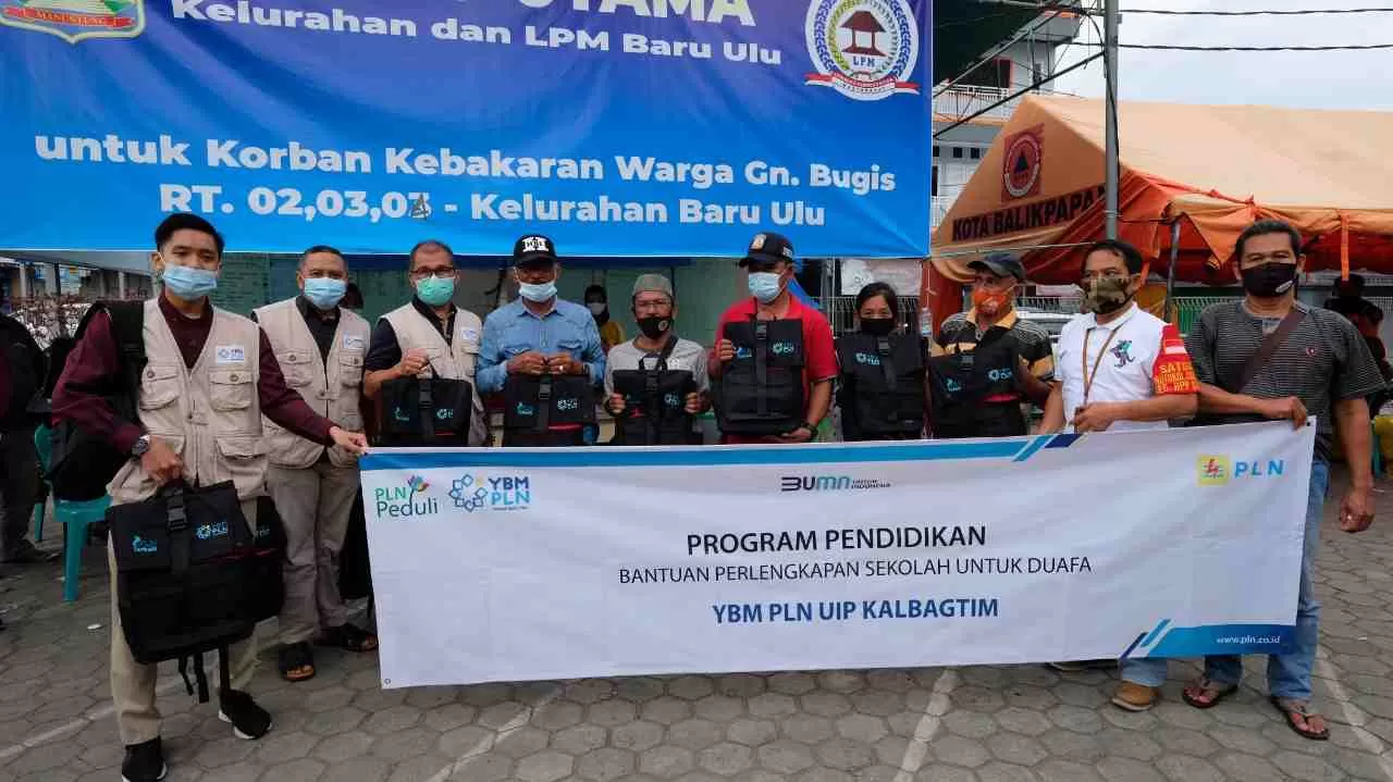 PLN PEDULI: Perwakilan Yayasan Baitul Maal PLN UIP Kalbatim menyalurkan bantuan berupa dana pendidikan dan perlengkapan sekolah ke anak-anak korban kebakaran di Gunung Bugis, Sabtu (12/6) lalu.