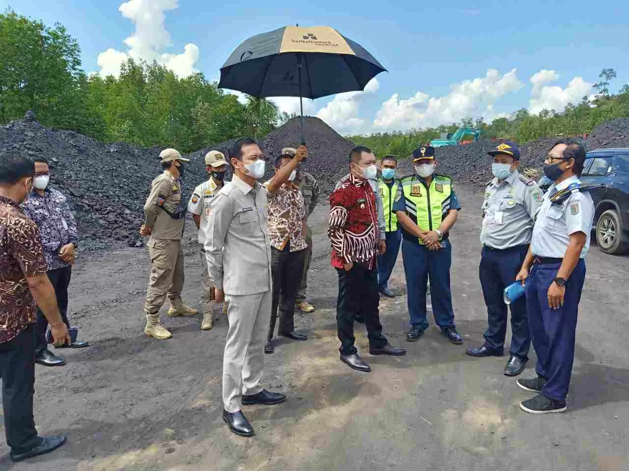 TINJAU PELABUHAN: Bupati Paser dr Fahmi Fadli dan ketua DPRD Paser Hendra Wahyudi melihat kondisi Pelabuhan Tempayang di Kecamatan Kuaro yang diduga terjadi penumpukan batu bara, Kamis (10/6).