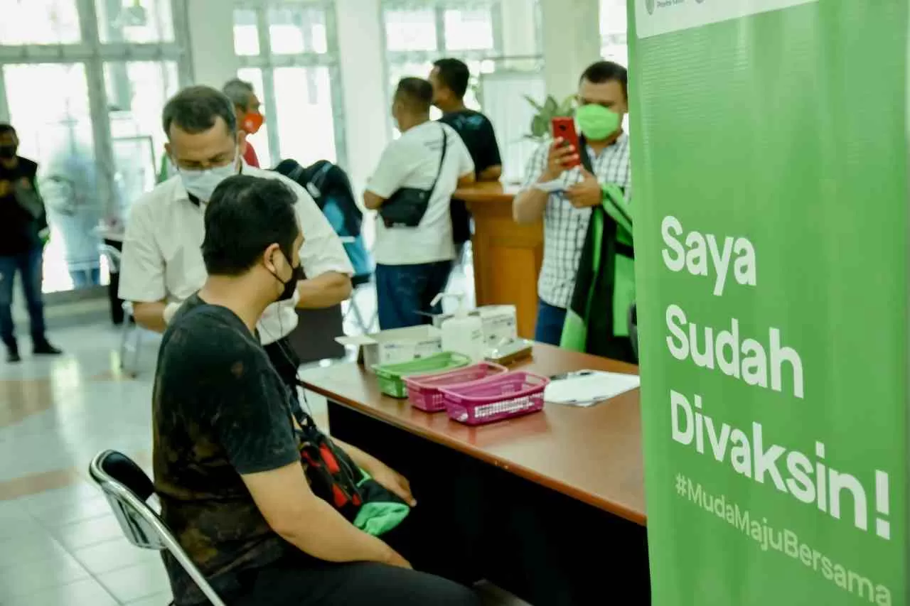 Mitra Gojek mendapatkan  vaksinasi tahap pertama dalam kolaborasi Gojek dengan Universitas Mulawarman melalui program UnMul Peduli yang bertempat di Aula Fakultas Kedokteran Universitas Mulawarman Kota Samarinda (22/06).