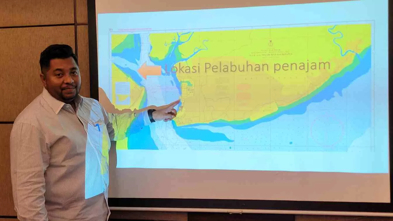KAWASAN INDUSTRI: Heryanto saat memaparkan master plan Benuo Taka Integrated Industrial and Port Estate di Balikpapan, Selasa (29/6) malam.