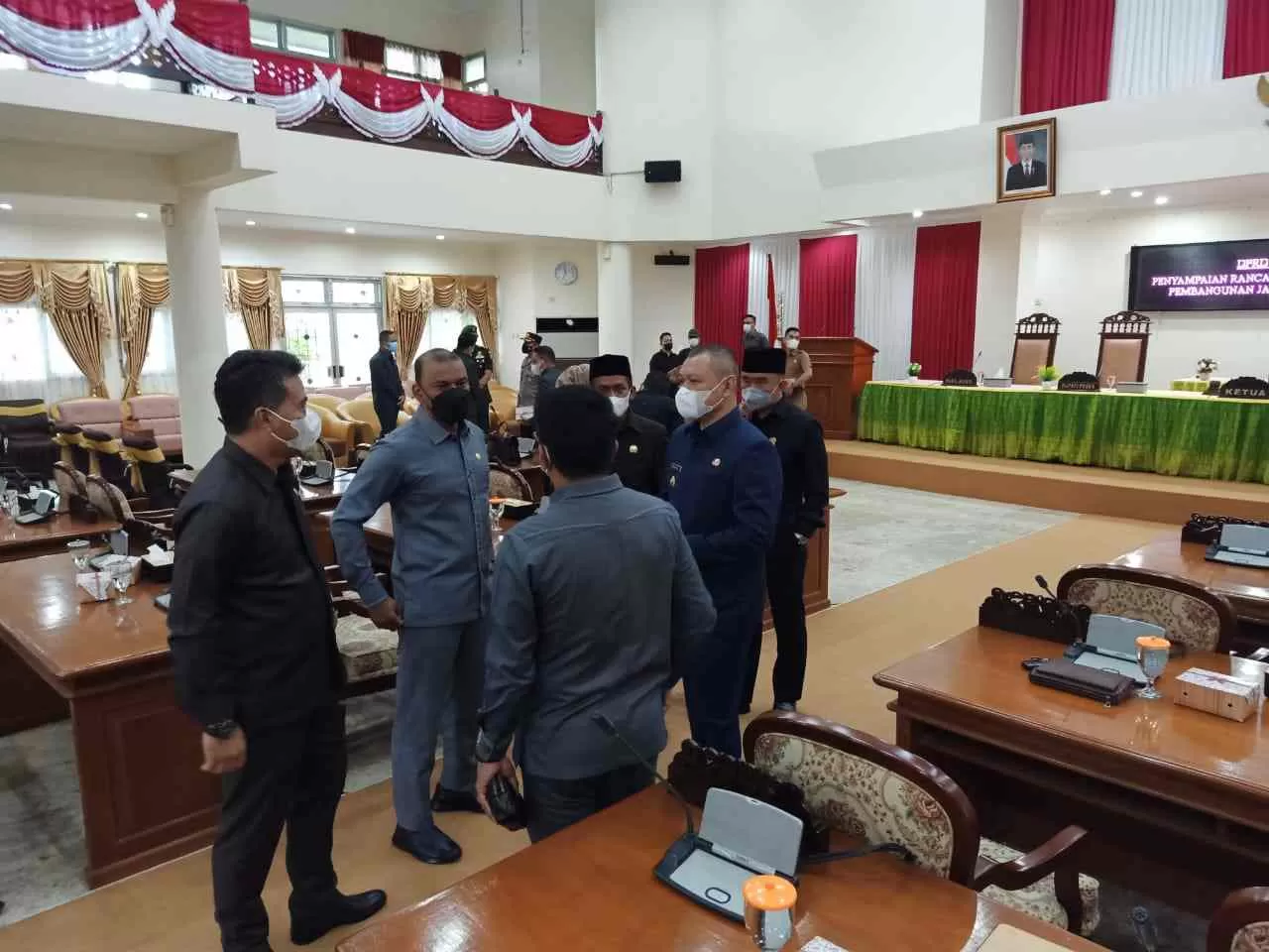 DUA RAPERDA: Bupati Paser dr Fahmi Fadli menyerahkan dua raperda ke DPRD Paser, Senin (19/7).