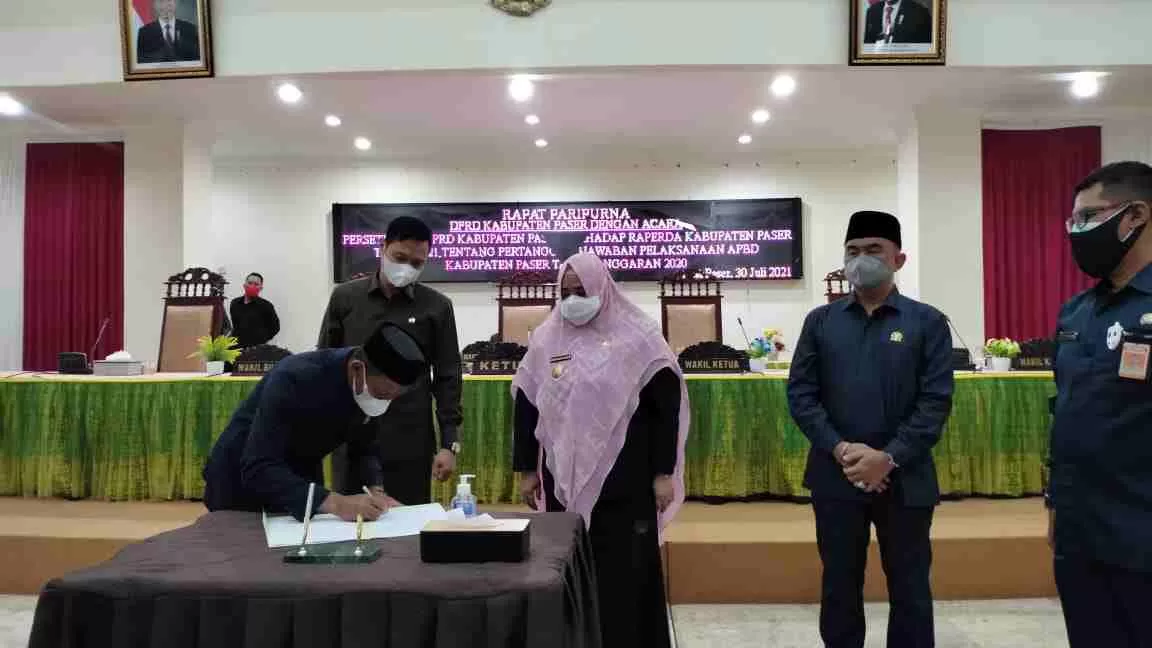 SETUJUI: DPRD Paser menyetujui raperda pertanggungjawaban APBD Paser 2020 yang disampaikan oleh wakil bupati Paser Syarifah Masitah Assegaf, Jum'at (30/7).