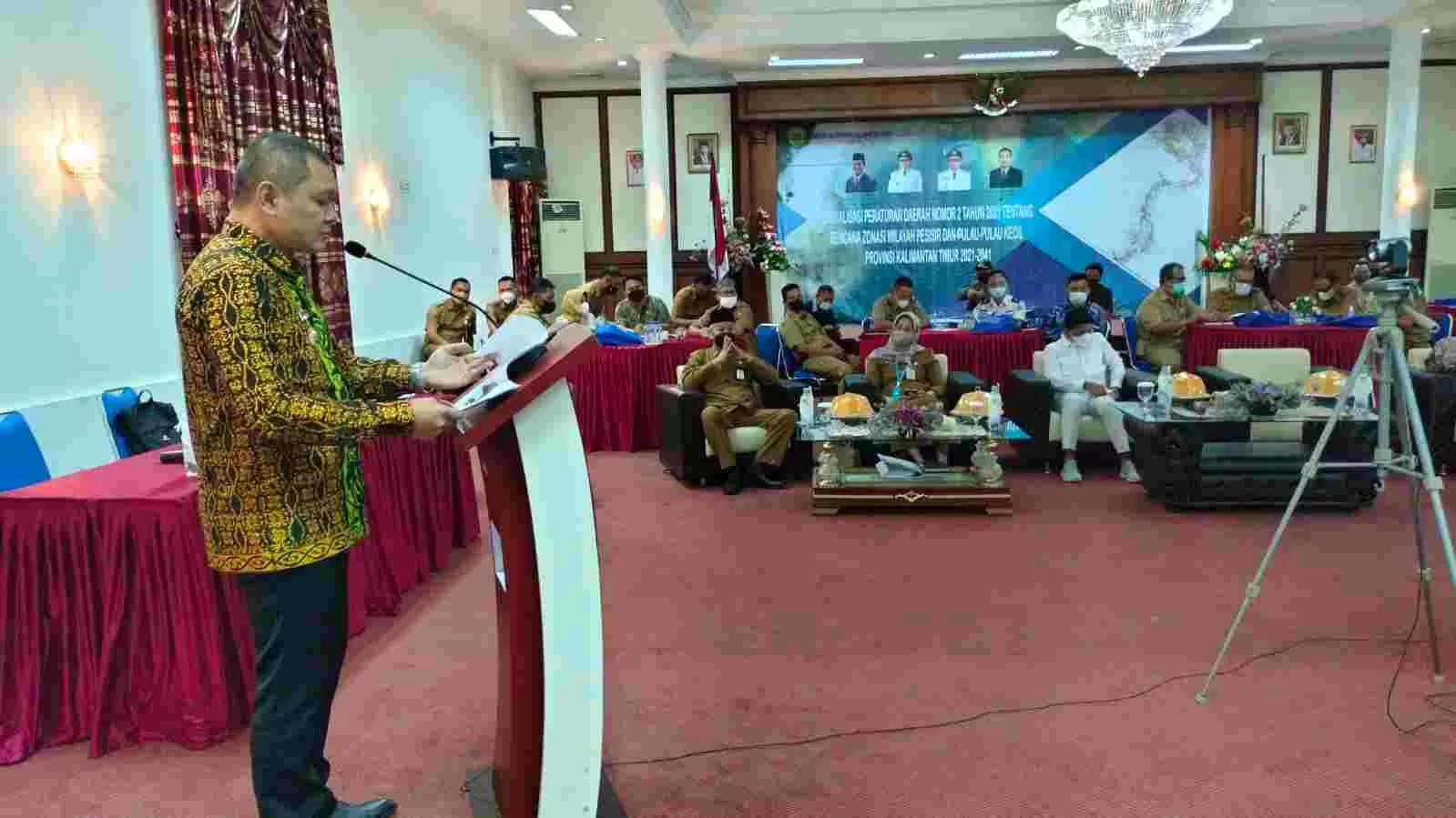 Bupati Paser dr Fahmi Fadli saat membuka sosialisasi Perda Rencana Zonasi Wilayah Pesisir dan Pulau-Pulau Kecil Provinsi Kaltim, Selasa (3/8).