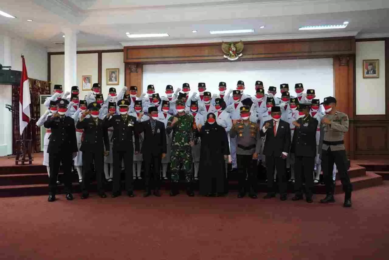 DIKUKUHKAN: 38 anggota Paskibraka di Kabupaten Paser secara resmi dikukuhkan oleh wakil bupati Paser Syarifah Masitah Assegaf, Senin (16/8).