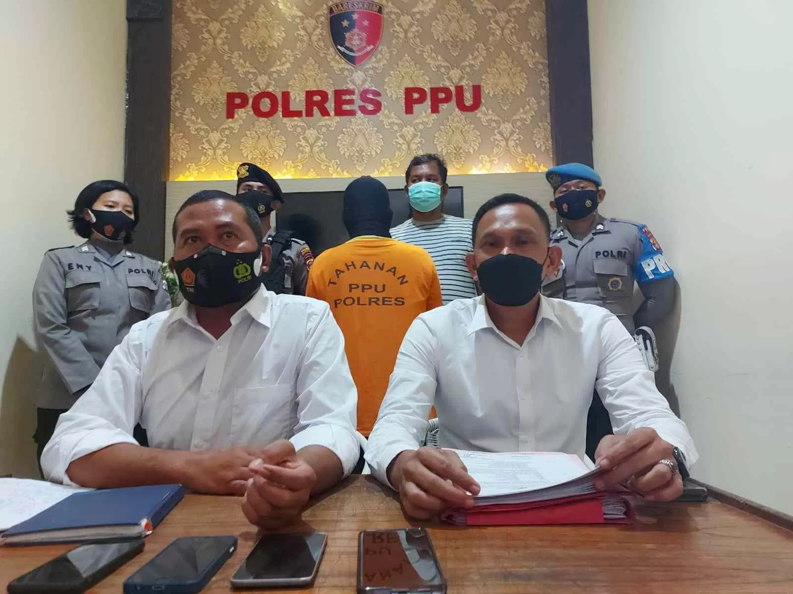Kasatreskrim Polres PPU Iptu Dian Kusnawan (kiri) didampingi Kanit Tipidter Ipda Andi Fatahuddin saar rilis kasus pencabulan di Polres PPU, Senin (13/9) sore.