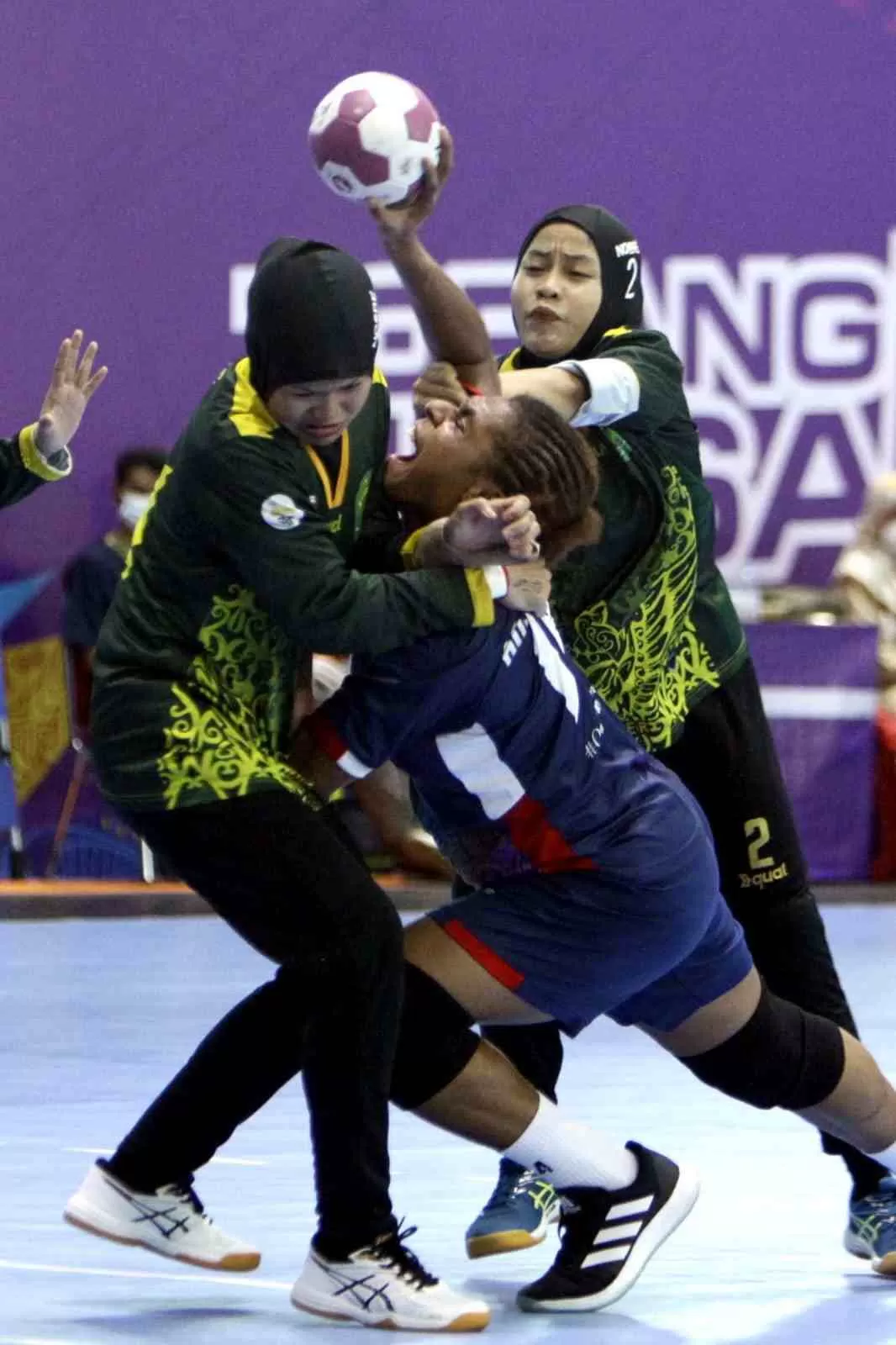 TETAP LOLOS : Tim putri bola tangan Kaltim memastikan lolos ke babak semifinal kendati kalah melawan Papua.