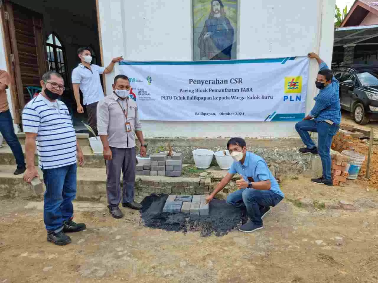 Sebanyak 2.500 buah Paving Block diserahkan PLN UPDK Balikpapan untuk dipasang di halaman Gereja Toraja Silo DMR Salok Baru, Kelurahan Kariangau, Rabu (27/10).