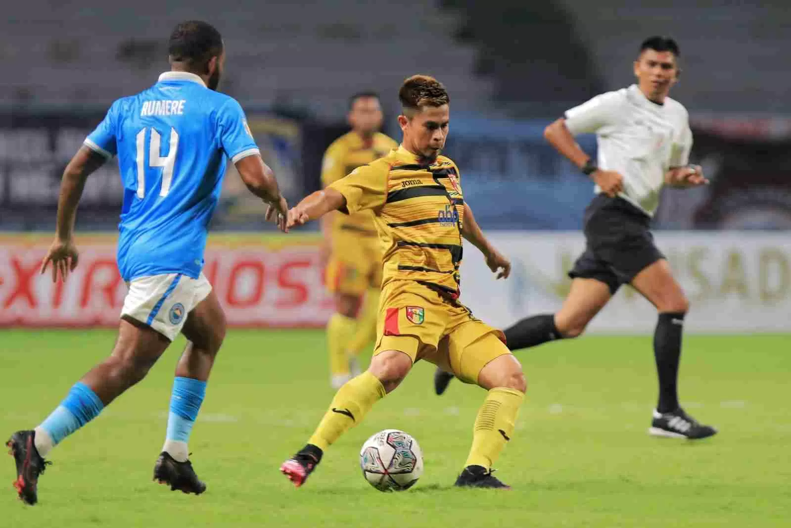 DIRUGIKAN WASIT : Mitra Kukar kembali gagal meraih poin penuh. Meladeni Sulut United, Mitra Kukar hanya bermain seri 2-2. (foto: fuad/kpg)