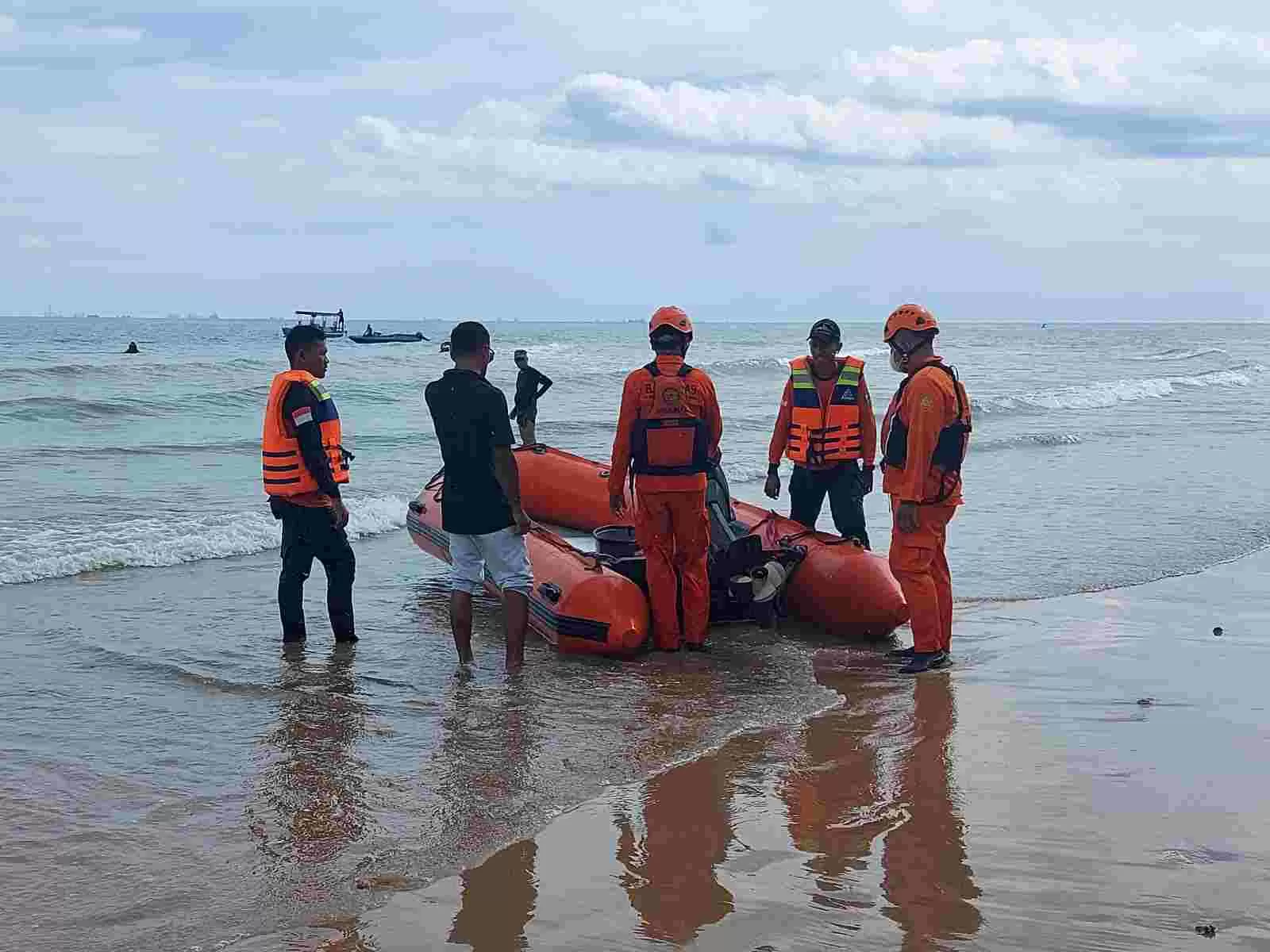 OPERASI PENCARIAN : Selain Basarnas, sejumlah unsur terlibat dalam pencarian korban tenggelam di Pantai Manggar, mulai dari BPBD Balikpapan dan relawan.