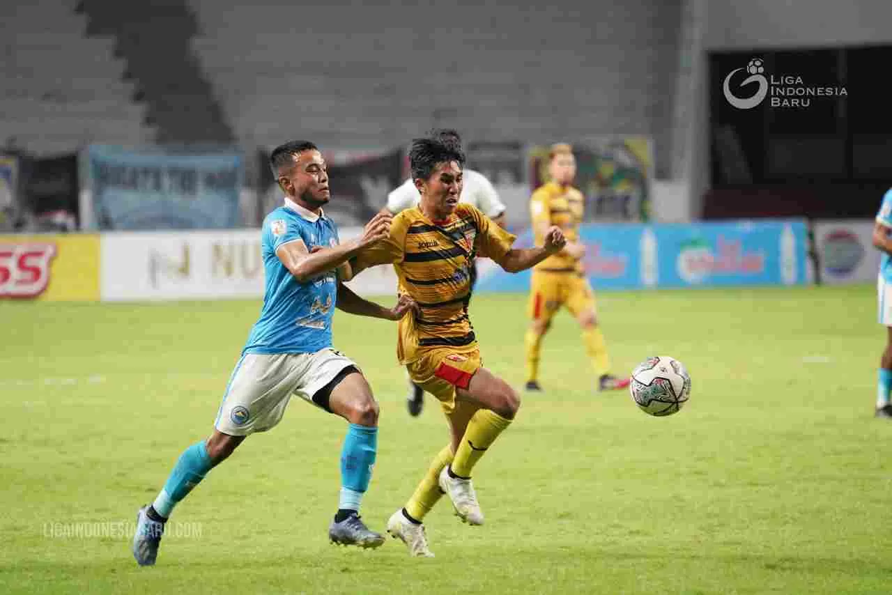SALING JEGAL : Mitra Kukar (kuning) bakal menjalani partai berat melawan Persewar Waropen di Stadion Batakan, Selasa (16/11) malam.