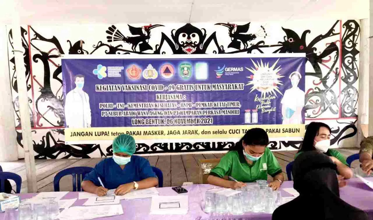 Pemberian vaksin kepada masyarakat Long Bentuq pada 6 November lalu.