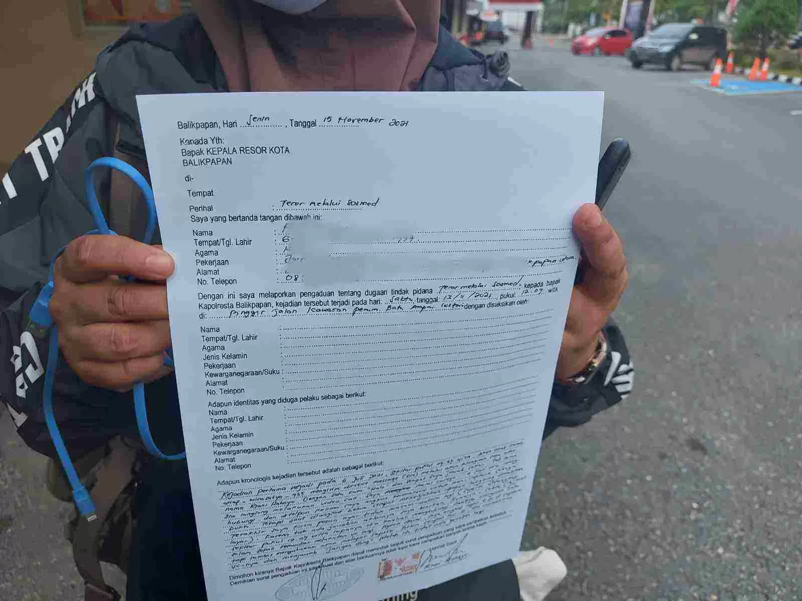 Wartawati sebuah media online nasional di Balikpapan saat menunjukkan surat laporan kepolisian. Pelaku kini sudah diamankan.