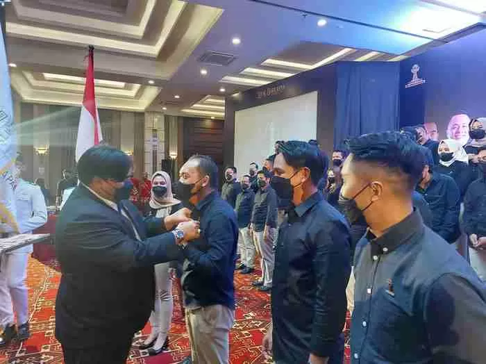 SIAP BEKERJA : Ketua BPC HIPMI Balikpapan Iwan Wahyudi dan pengurus dilantik Ketua Umum BPD HIPMI Kaltim Bakri Hadi, Ahad (28/11).