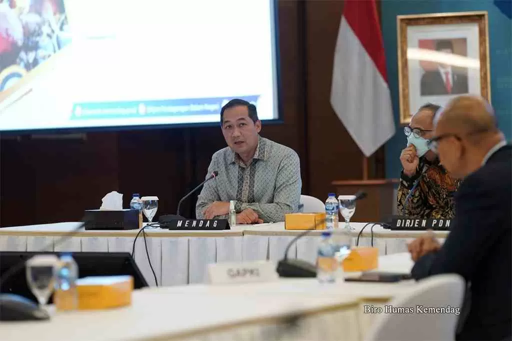 Caption: Mendag Muhammad Lufti saat memimpin rapat di kantor Kementerian Perdagangan Jakarta, Selasa (30/11).
