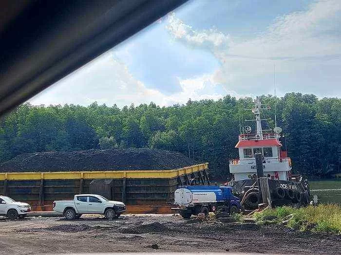 DIDUGA ILEGAL : Aktivitas bongkar muat batu bara ini dilakukan di pelabuhan pribadi di Kawasan Kariangau.