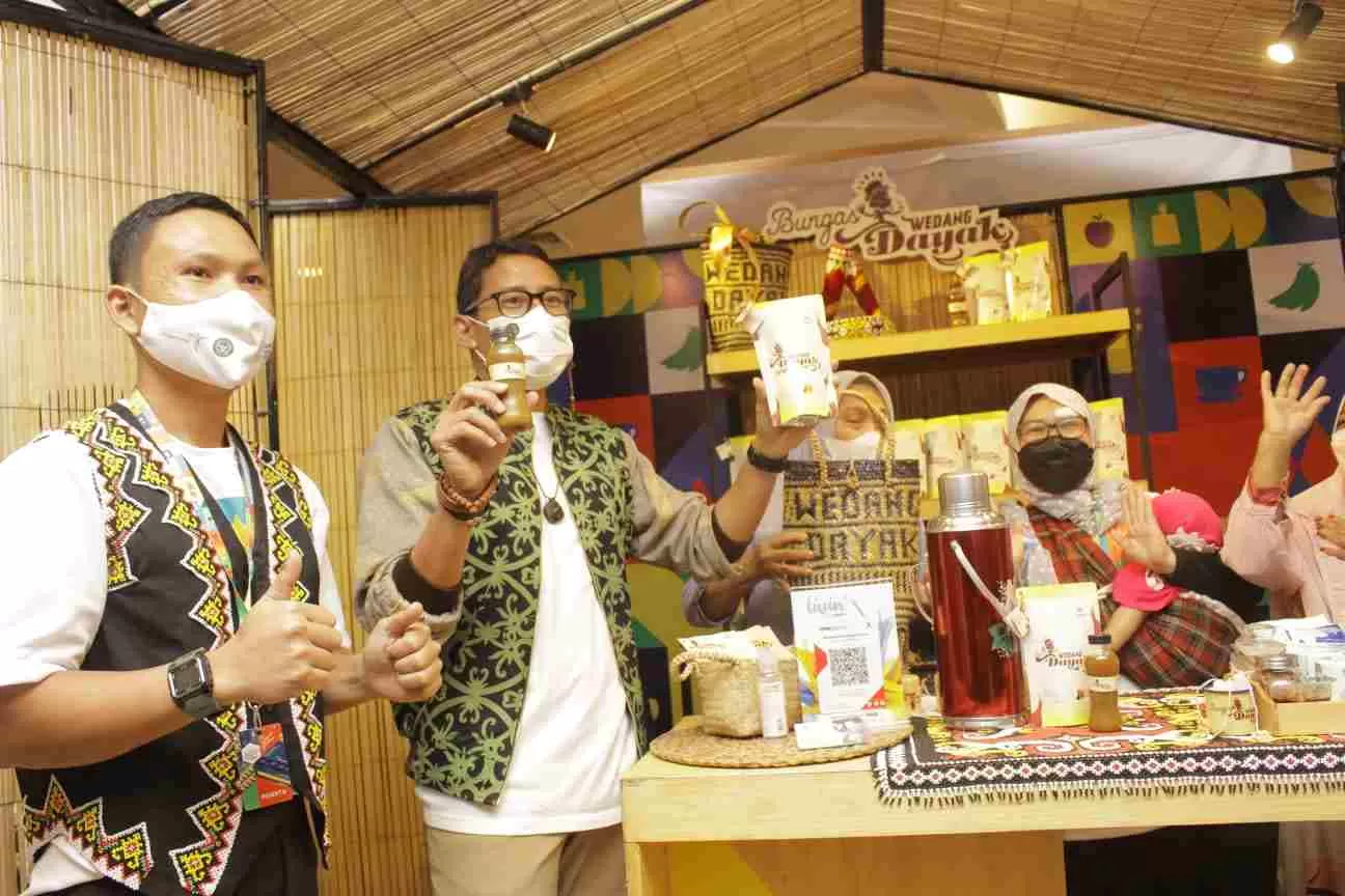 KEBANGGAAN: Menparekraf Sandiaga Uno (dua kiri) mengunjungi booth milik Nurul Ahdaniah (kanan) di Pameran AKI di Mal Pentacity pekan lalu.