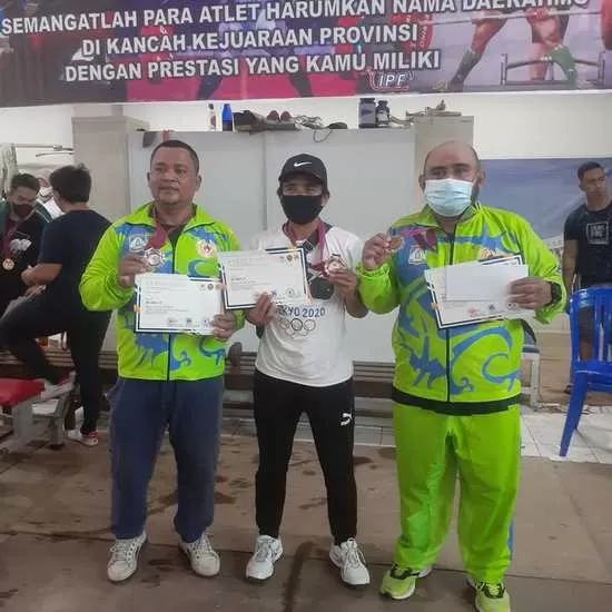 BAWA MEDALI : Atlet angkat berat Balikpapan membawa pulang lima medali dari Kejurprov Angkat Berat di GOR Sempaja, Samarinda.