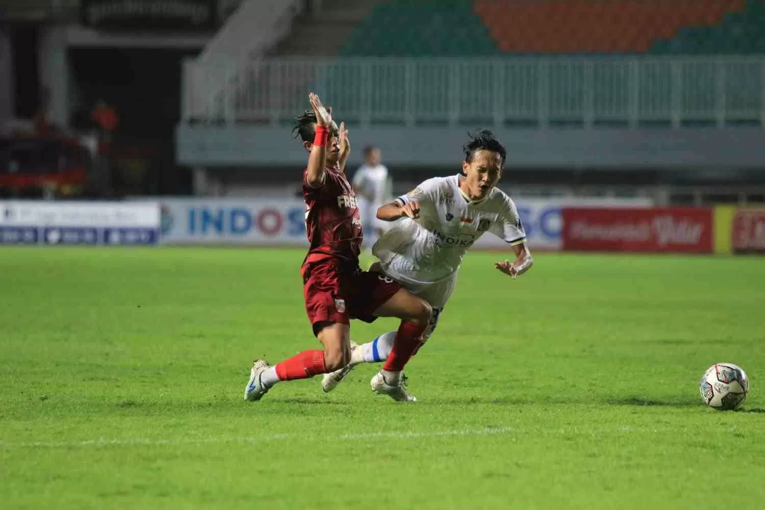 PENUH DETERMINASI : Persiba dipastikan gagal melaju ke semifinal Liga 2, setelah kalah 0-2 saat jumpa Persis Solo, di Stadion Pakansari, Rabu (22/12) malam.