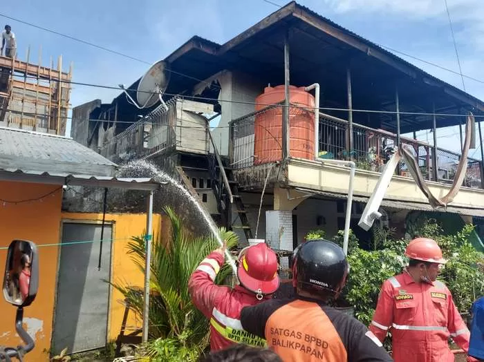 NYARIS LUDES : Rumah nomor M1-23, RT 35, Kelurahan Sepinggan Baru milik Gozali nyaris habis dilalap api, Kamis (30/12) pagi.