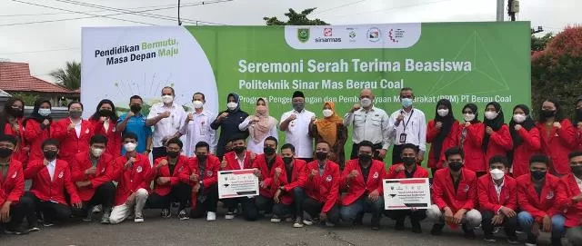 PT Berau Coal memberikan beasiswa kepada 35 mahasiswa Politeknik Sinar Mas Berau Coal dan menyerahkan 16 unit bus transportasi Badan Usaha Milik Kampung (BUMK).